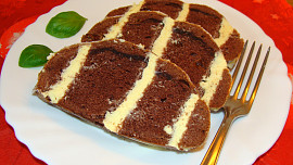 Bílkový chlebíček kakaový s tvarohovým krémem