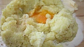 Bramborové gnocchi s rajskou omáčkou, ...zpracujeme těsto...