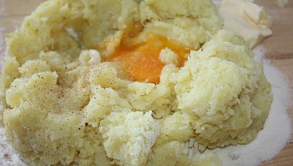 Bramborové gnocchi s rajskou omáčkou, ...zpracujeme těsto...