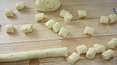 Bramborové gnocchi s rajskou omáčkou, ... rozválíme, nakrájíme kousky...