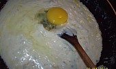 Brambory se sýrovou náplní, vmícháme vajíčko