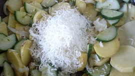 Brambory zapečené s okurkami