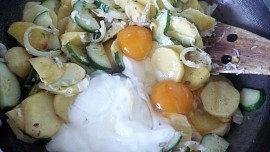 Brambory zapečené s okurkami