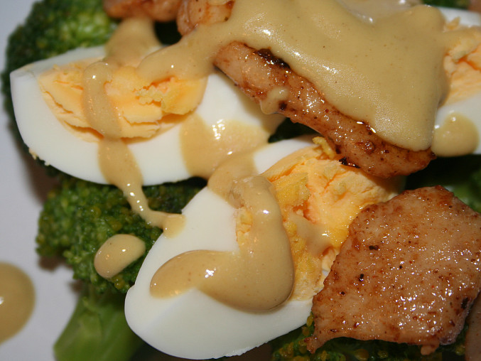 Brokolicový salát s vejcem a kuřecím masem