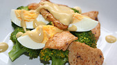 Brokolicový salát s vejcem a kuřecím masem