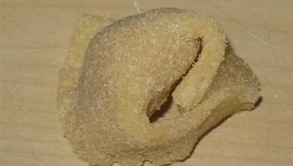 Domácí tortelliny plněné mletým masem a parmazánem