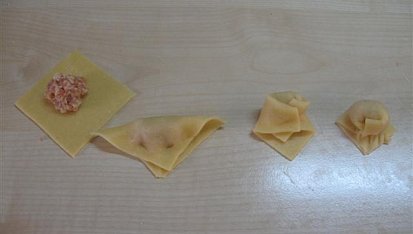 Domácí tortelliny plněné mletým masem a parmazánem