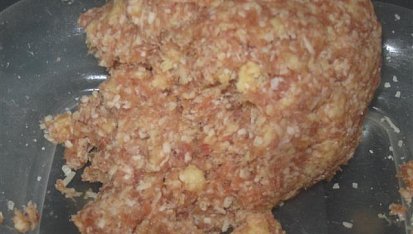 Domácí tortelliny plněné mletým masem a parmazánem