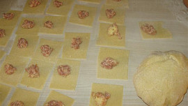 Domácí tortelliny plněné mletým masem a parmazánem
