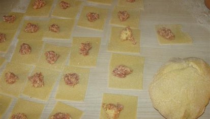 Domácí tortelliny plněné mletým masem a parmazánem