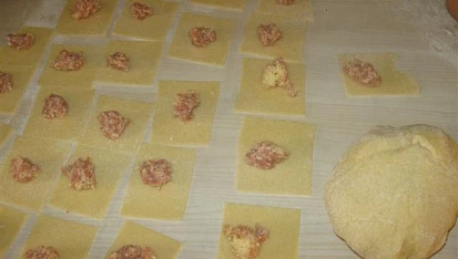 Domácí tortelliny plněné mletým masem a parmazánem