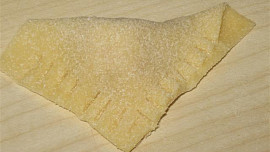 Domácí tortelliny plněné mletým masem a parmazánem