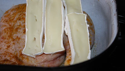 Hermelínové kuře, ...okořeněné kuře poklademe plátky hermelínu a zalijeme šlehačkou...