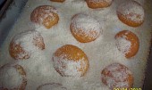 Hrníčkové meruňkové řezy, zasypáno vanilkovým cukrem a strouhankou