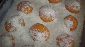 Hrníčkové meruňkové řezy, zasypáno vanilkovým cukrem a strouhankou