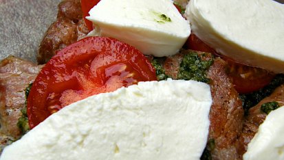 Krkovička s  medvědím pestem a mozzarellou