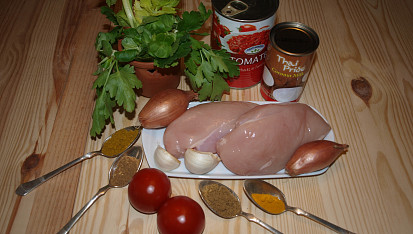 Kuřecí curry, ingredience (petržel místo koriandru)