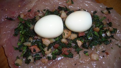 Kuřecí kopřivové závitky s parmazánem a křepelčími vejci, ... řízky nakrojíme, ochutíme, nandáme na ně kopřivy se slaninou ...