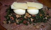 Kuřecí kopřivové závitky s parmazánem a křepelčími vejci, ... křepelčí vejce (2 ks na 1 řízek) a kousek parmazánu ...