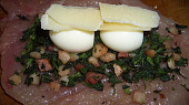 Kuřecí kopřivové závitky s parmazánem a křepelčími vejci, ... křepelčí vejce (2 ks na 1 řízek) a kousek parmazánu ...