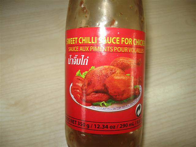 Kuřecí nudličky v hořčičném těstíčku s těstovinovým salátem a chilli omáčkou