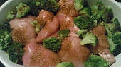 Kuřecí roládka se slaninou a Hermelínem, zapečená s brokolicí