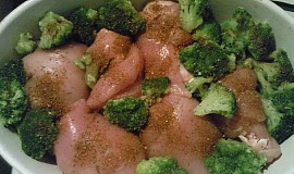 Kuřecí roládka se slaninou a Hermelínem, zapečená s brokolicí