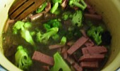Ledvinky s chutí brokolice, přidáme brokolici a dusíme...