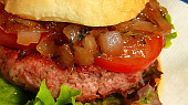 Masová placička v ražené housce s karamelizovanou cibulí, hamburger s karamelizovanou cibulí