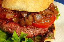 hamburger s karamelizovanou cibulí