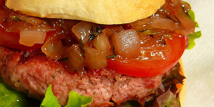 hamburger s karamelizovanou cibulí