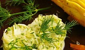 Masové kuličky v bramborových hnízdech, zelný salát s koprem