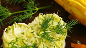 Masové kuličky v bramborových hnízdech, zelný salát s koprem