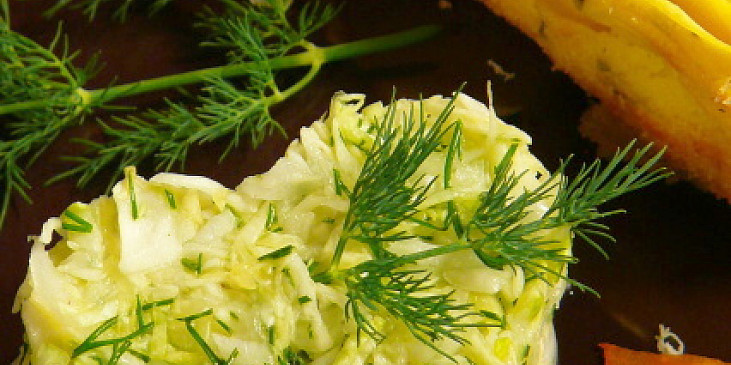 Masové kuličky v bramborových hnízdech (zelný salát s koprem)