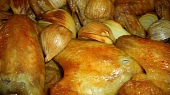 Mexická kuřecí křídla pečená na bramborách s cibulí a česnekem