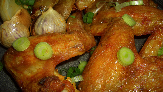 Mexická kuřecí křídla pečená na bramborách s cibulí a česnekem