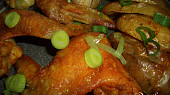 Mexická kuřecí křídla pečená na bramborách s cibulí a česnekem