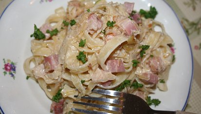 Nudle se zelím a slaninou