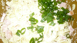 Nudlový salát s uzenou šunkou