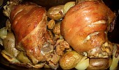 Pečená kolena na bramborách, cibuli a česneku (... už je upečeno )