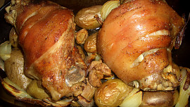 Pečená kolena na bramborách, cibuli a česneku
