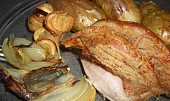 Pečená kolena na bramborách, cibuli a česneku (moje porce na talíři)