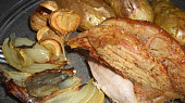 Pečená kolena na bramborách, cibuli a česneku, moje porce na talíři