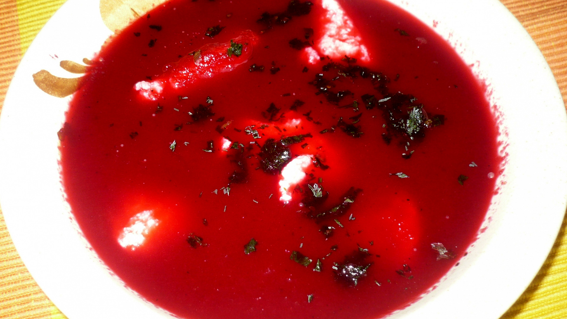 Polévka z červené řepy s tvarohovými noky