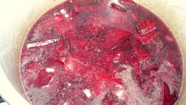 Polévka z červené řepy s tvarohovými noky