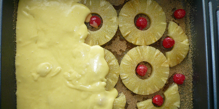 Převrácený ananasový koláč
