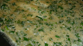 Přírodní kuřecí biftečky s chřestem v bylinkové omeletě, .....a usmažíme omeletu..........