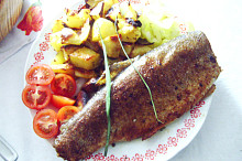 Pstruh barbecue, plněný petrželkou