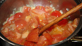Rajská polévka trochu jinak, ...na cibuli dusíme nakrájená rajčata...