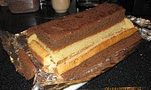 Šachy koláč (Battenberg Cake) (Oba pruhy těsta dáme na sebe a okrájíme na stejnou velikost)